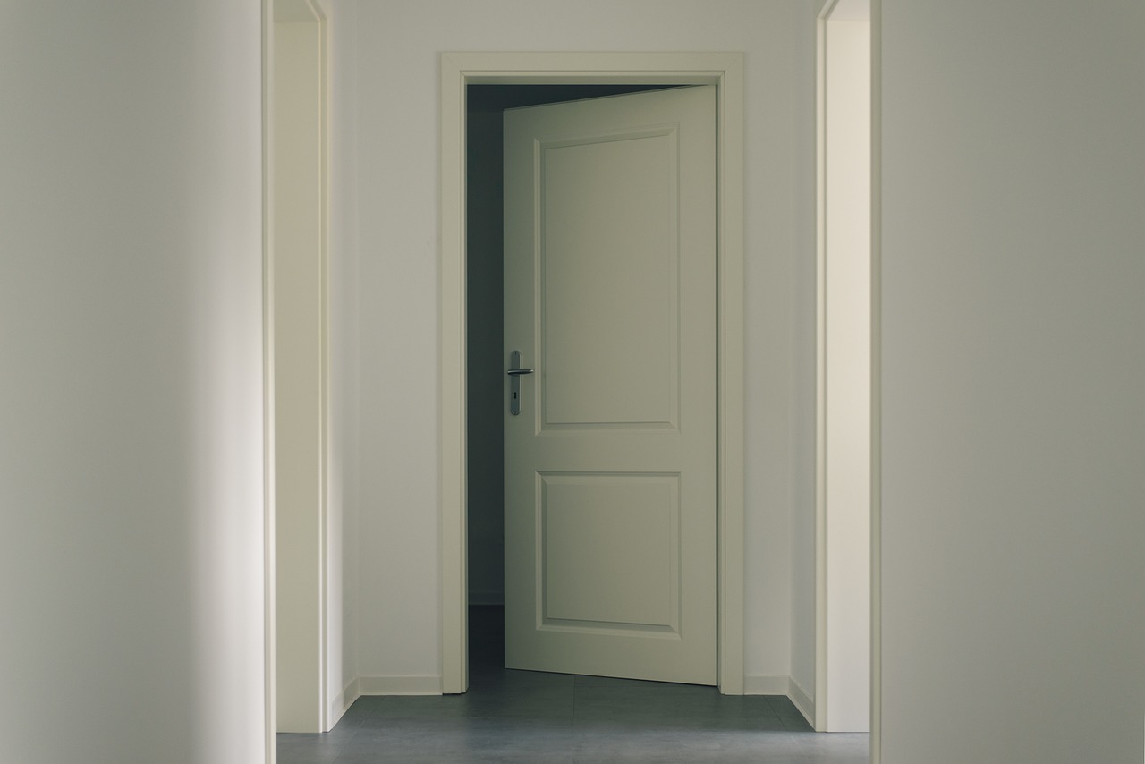 Wybór drzwi pokojowych – klucz do komfortu i stylu w Twoim domu